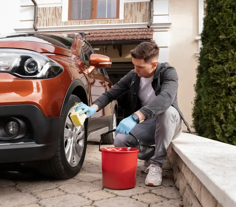 Lavage auto à domicile L'Abergement-Clémenciat : professionnel intervenant sur un véhicule